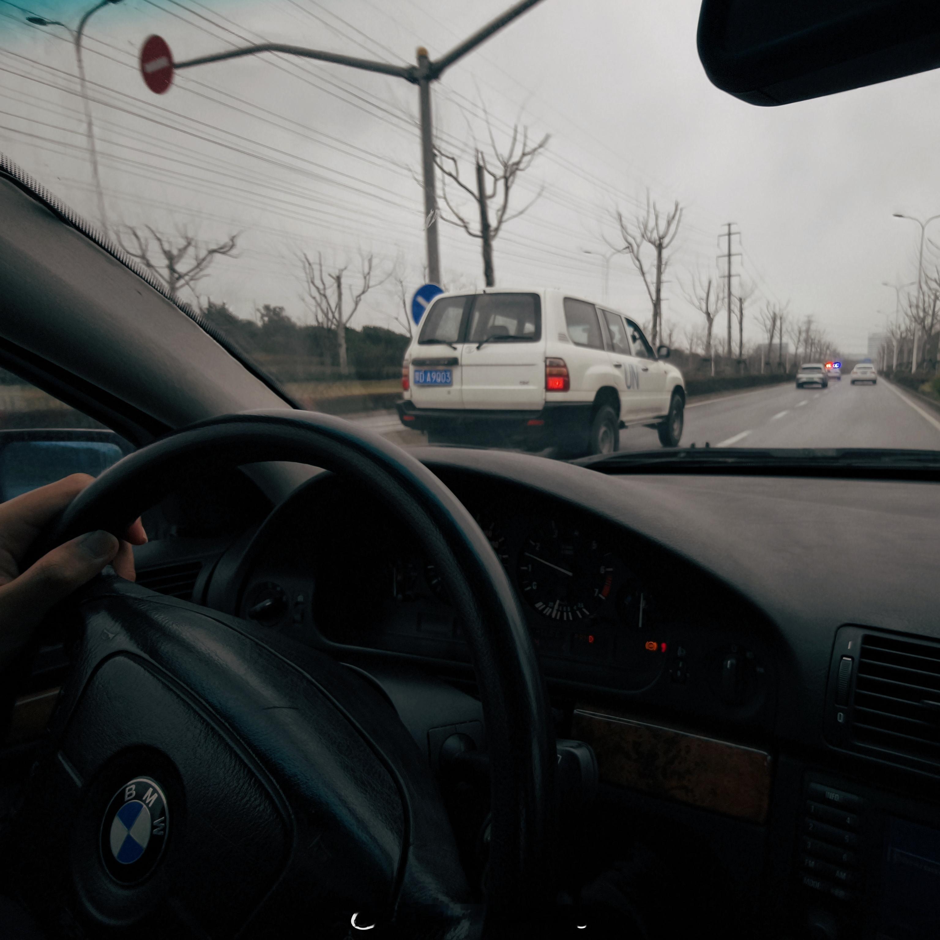 一觉醒来，你回到了2000年，扮演一名杂志编辑。今天的主要任务是研究一辆最新的B