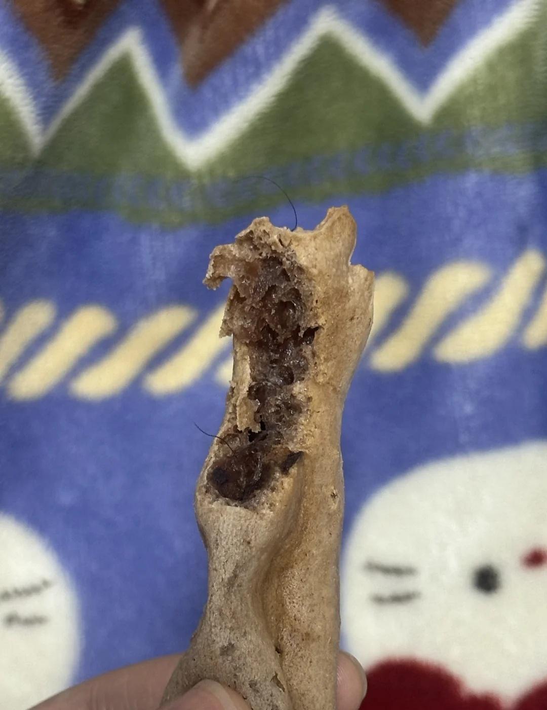 杭州六贤记吃出不明毛发 食品安全堪忧！
6月9日在杭州六贤记门店购买麻薯，食用时