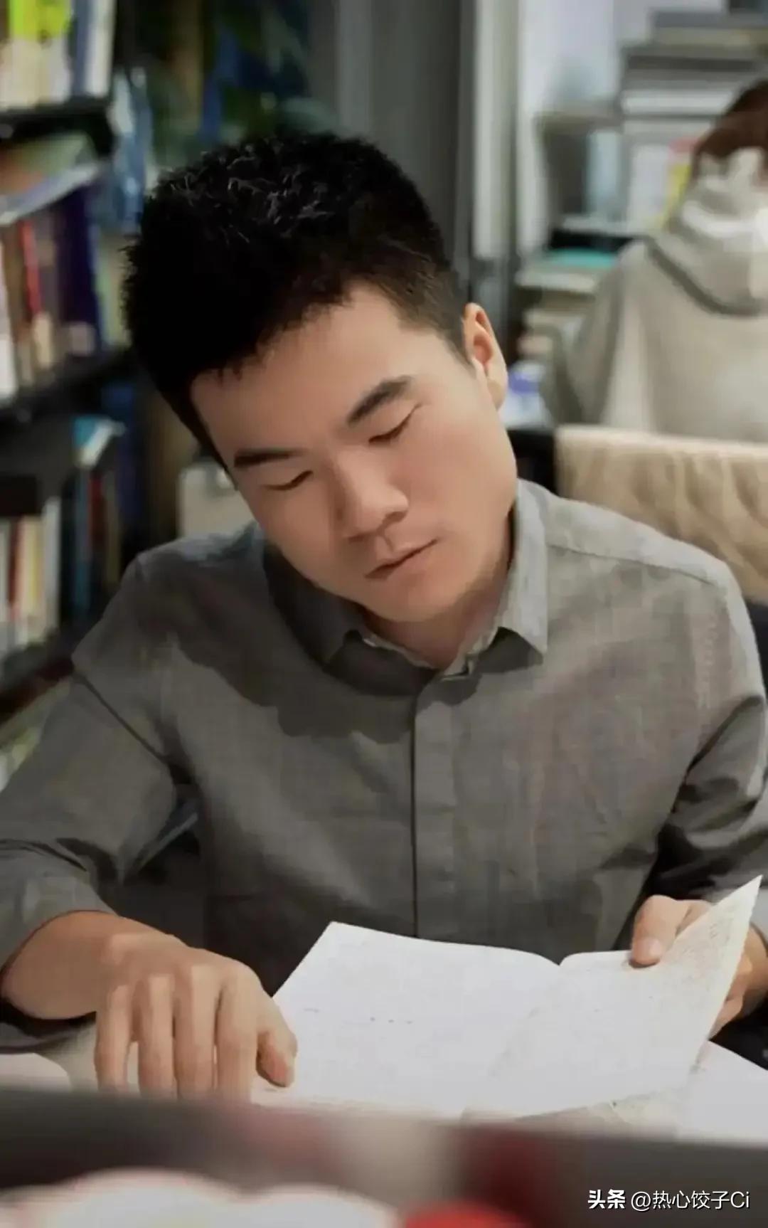 张雪峰去世后，许多网友纷纷跑到董宇辉的评论区，叫宇辉劳逸结合，注意休息，注意身体