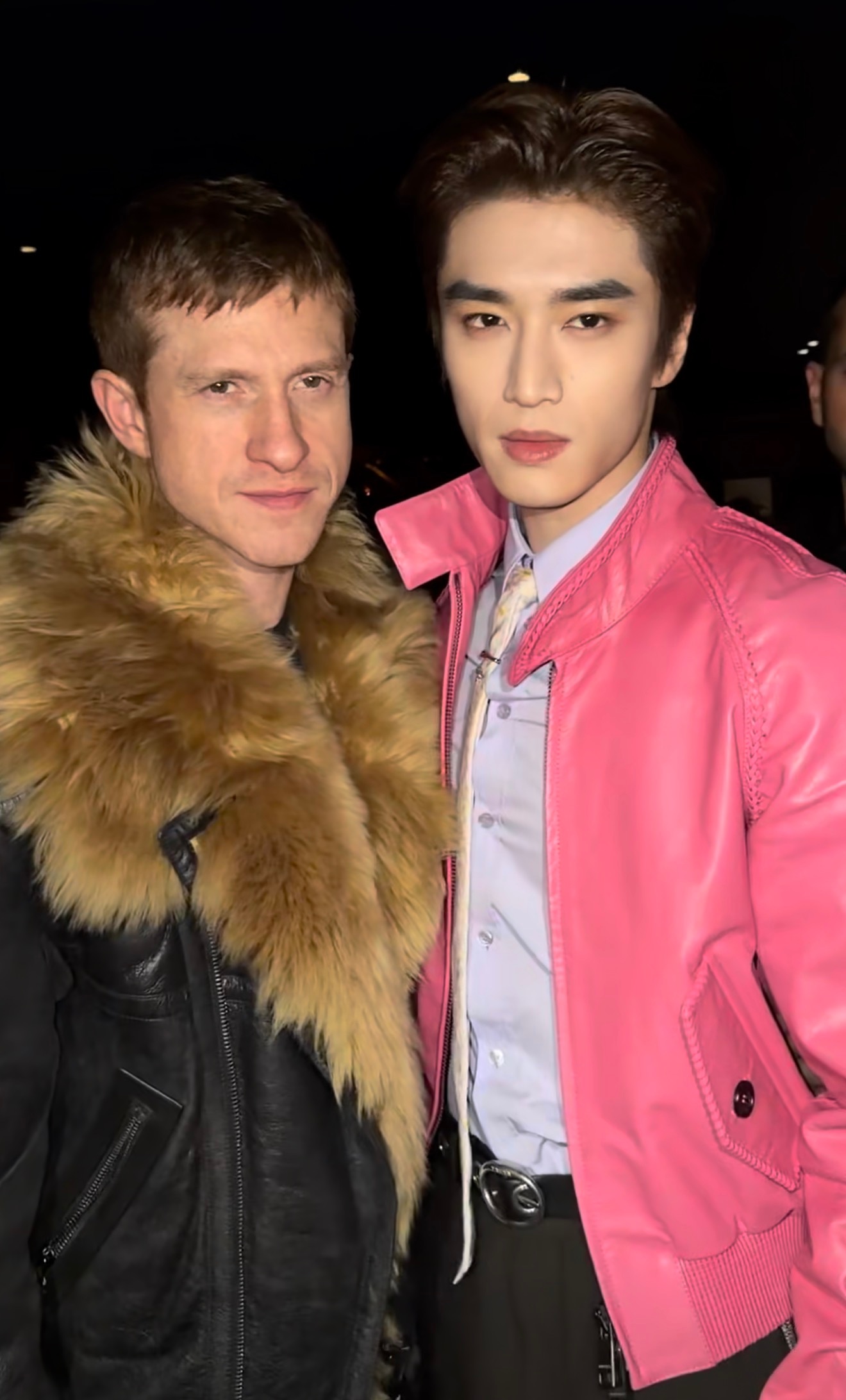 国外的大儿子。一样的鼻子一样的脸型。 一样的感觉。 这么近都快亲上起了。 要是我