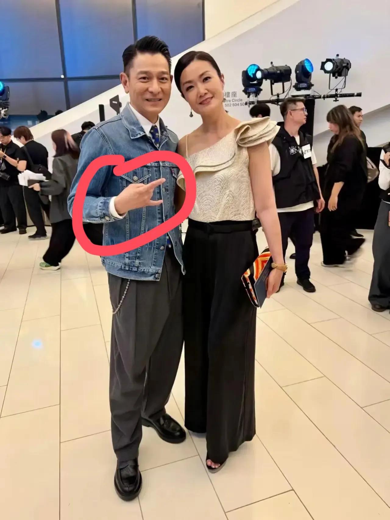刘德华家里有三个姐姐、一个弟弟和一个妹妹，他是靠努力从底层拼出来的，绝对是励志典