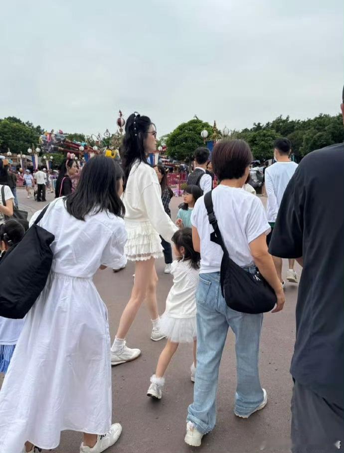 奚梦瑶带女儿逛迪士尼奚梦瑶女儿的腿长奚梦瑶带女儿逛迪士尼，哇塞，[嘻嘻][嘻嘻]