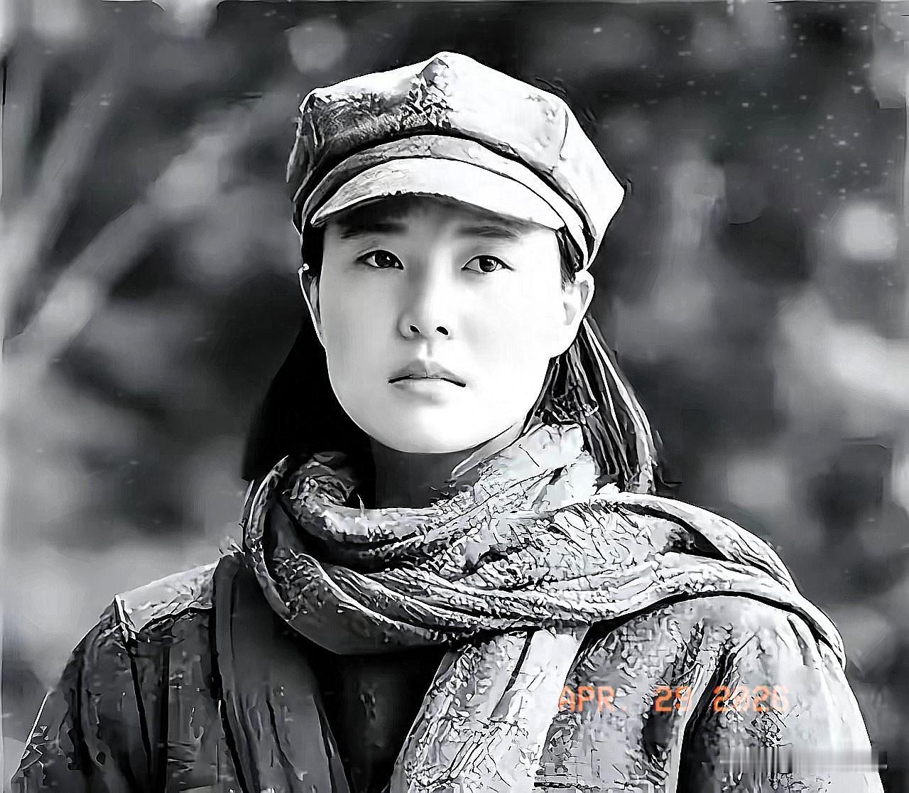 1937年，15岁女红军被敌人抓住，正要被砍头时，一名敌军官走上前捏住她的下巴：