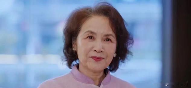 魏婉君没说话，只别上一枚旧胸针，全场没人敢咳嗽，这玩意儿真能压住一整个酒店？
