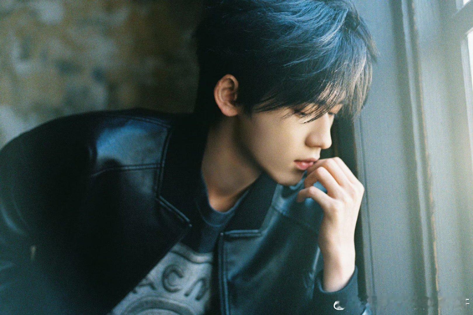 宋亚轩晒冬日的明信片宋亚轩分享冬日明信片谁被宋亚轩的冬日明信片帅到了？亮膜质感衬