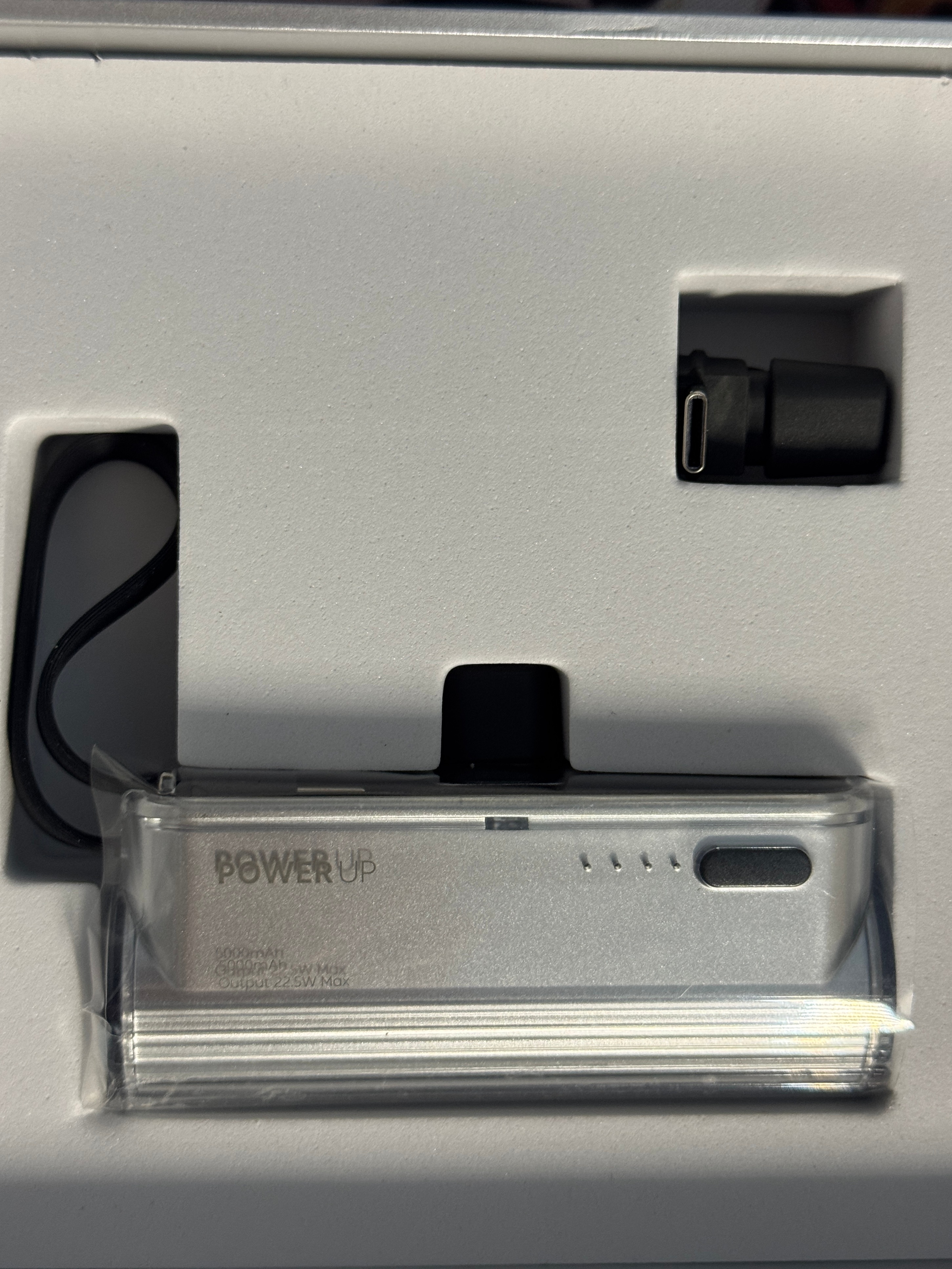 来自大锤哥送的充电宝收到了，清明这两天带出去用了一下。发现它体积小容量倒挺大的，