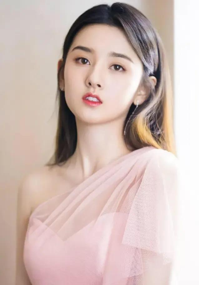 《表妹万福》这部备受期待的新剧终于揭晓了主演阵容，宋祖儿和陈鑫海将携手演绎这个备