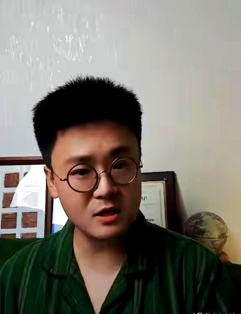 有点无语，清华本硕出来，最后在直播间被迫学喊“哥哥姐姐叔叔阿姨”，这画风挺荒诞的