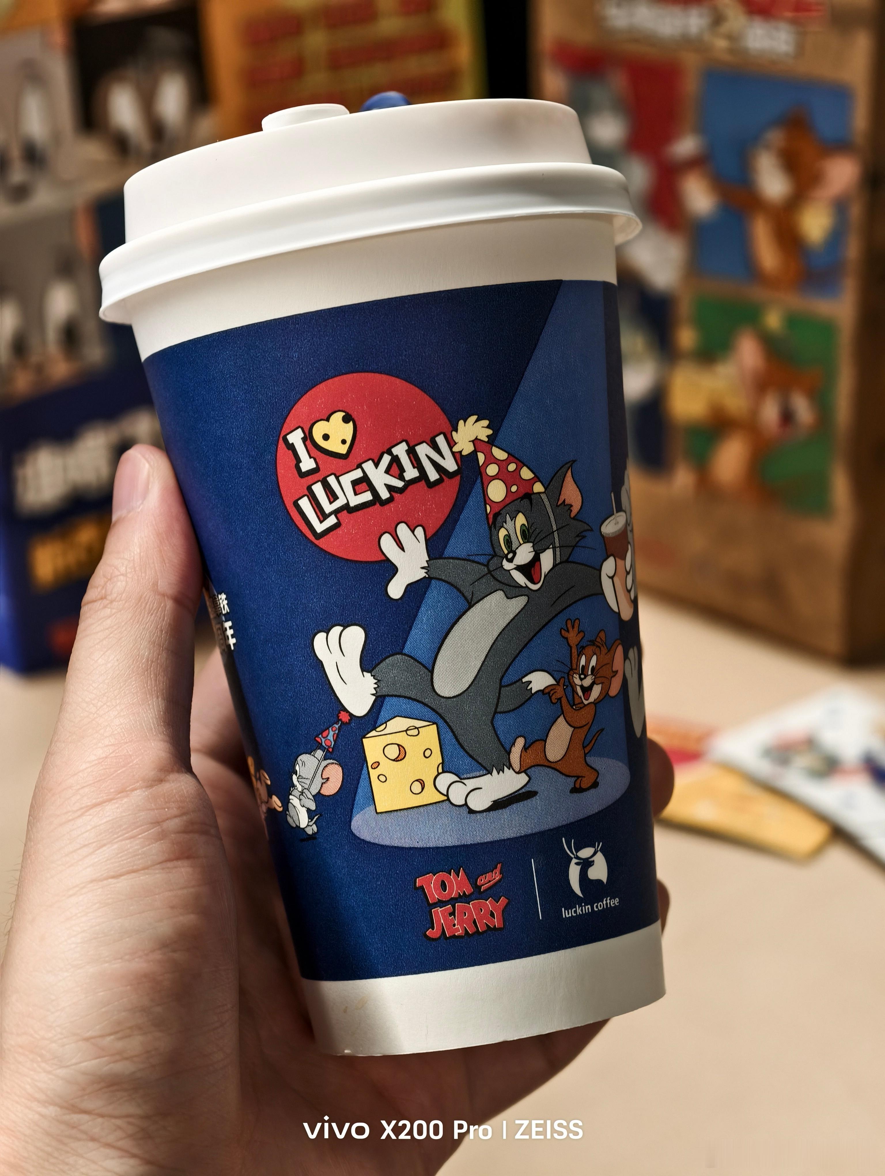 瑞幸猫和老鼠联名又来了，赶紧点杯生酪拿铁试一试，这杯子简直不能再好看[春游家族]