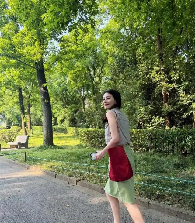 高圆圆上学时期有多漂亮？她班主任说过，当年最少十个班的男生追她。她的桌洞里情书总