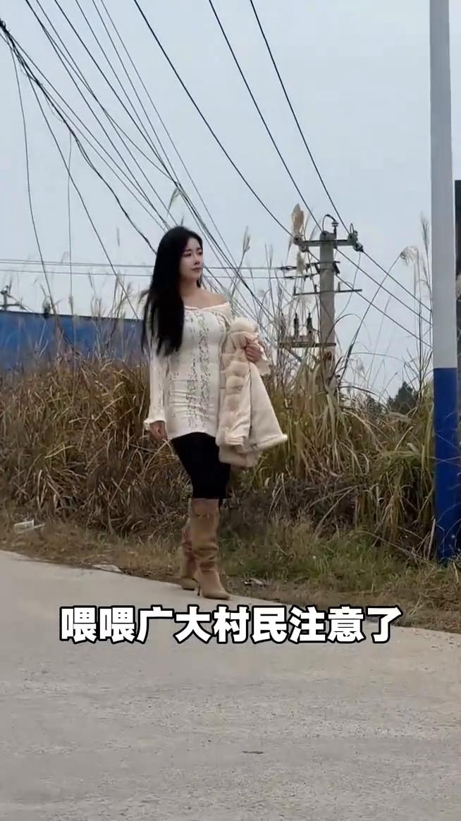 广大村民注意了，庄上的那村花回来了。没包好媒的小老弟抓紧时间上她家排队去。