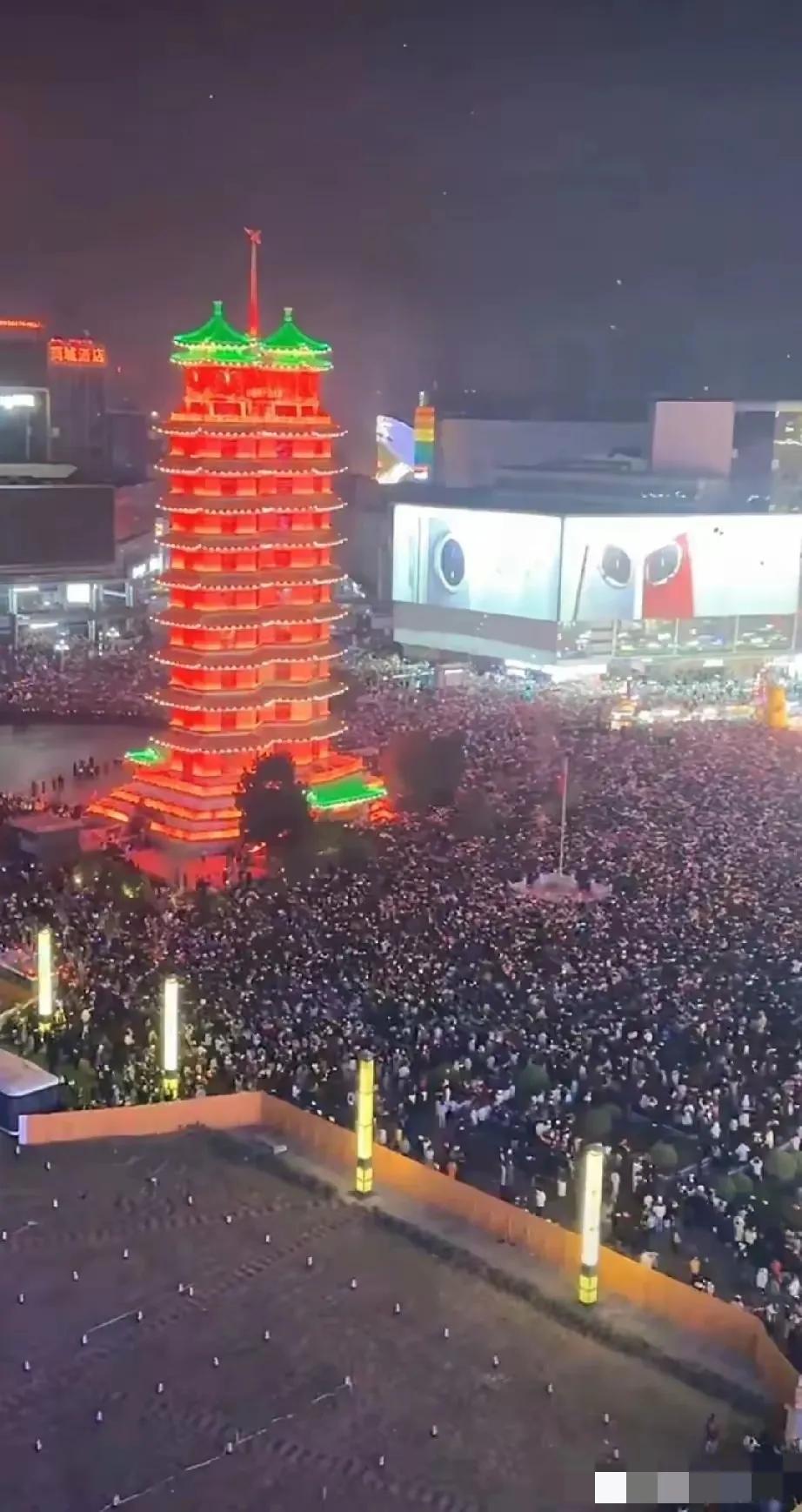 跨年的意义在于迎新，我们辞旧迎新才是意义，河南大郑州，网友发来的图片，那叫一名美