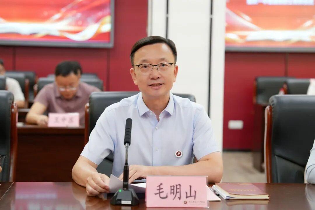 重庆一中首届教职工荣休仪式
​         在第42个教师节来临之际举办的仪