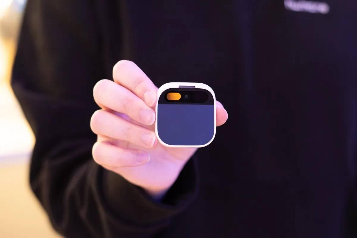 还记得那个AI Pin吗？开发它的公司要准备卖了

推出了 AI Pin 设备的