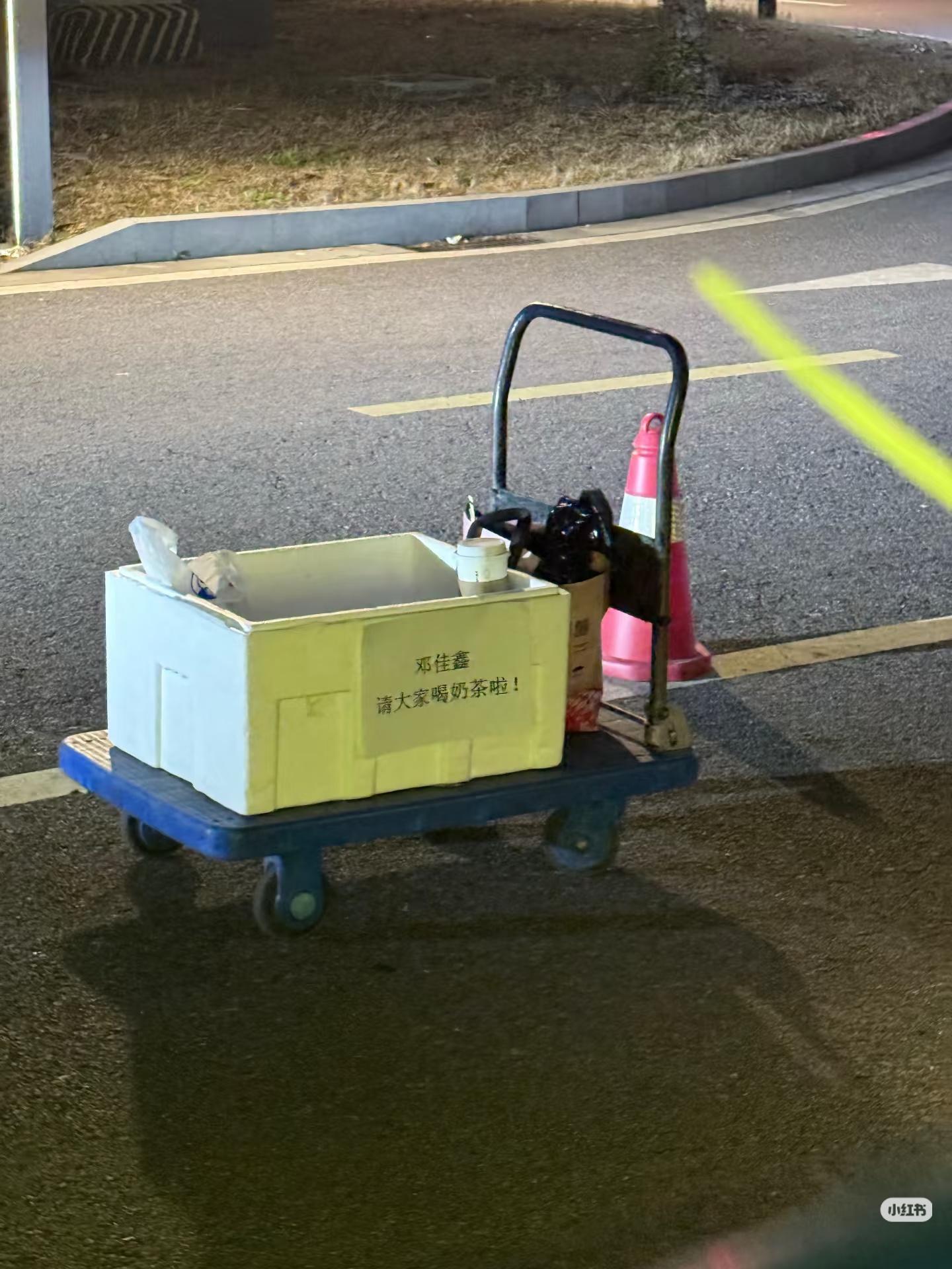 邓佳鑫录有歌的时候自费给粉丝准备奶茶逆应援，是三代头一个做这件事的。当时孩子用心