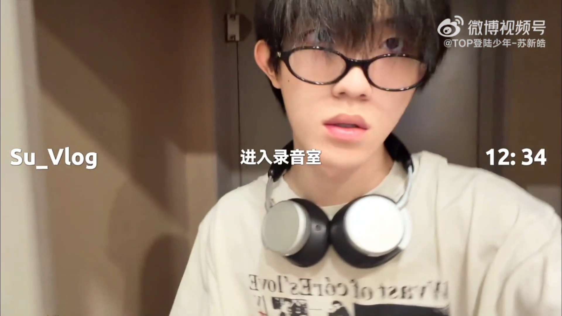感觉他很累，但是不隔着镜片看人的样子很帅 