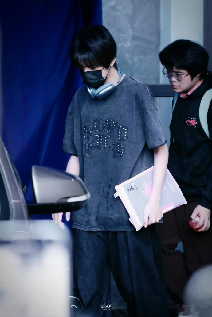 王橹杰拿剧本路透王橹杰拿剧本上班 王橹杰上班路上拿着剧本，被拍到是《我们的少年时