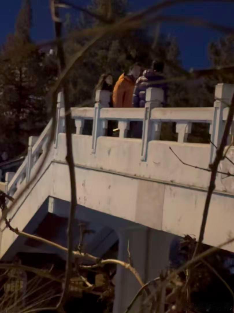 偶遇胡歌李沁天桥拍戏 偶遇《人间有味》天桥拍戏，在北京街头看到胡歌、李沁、白宇帆