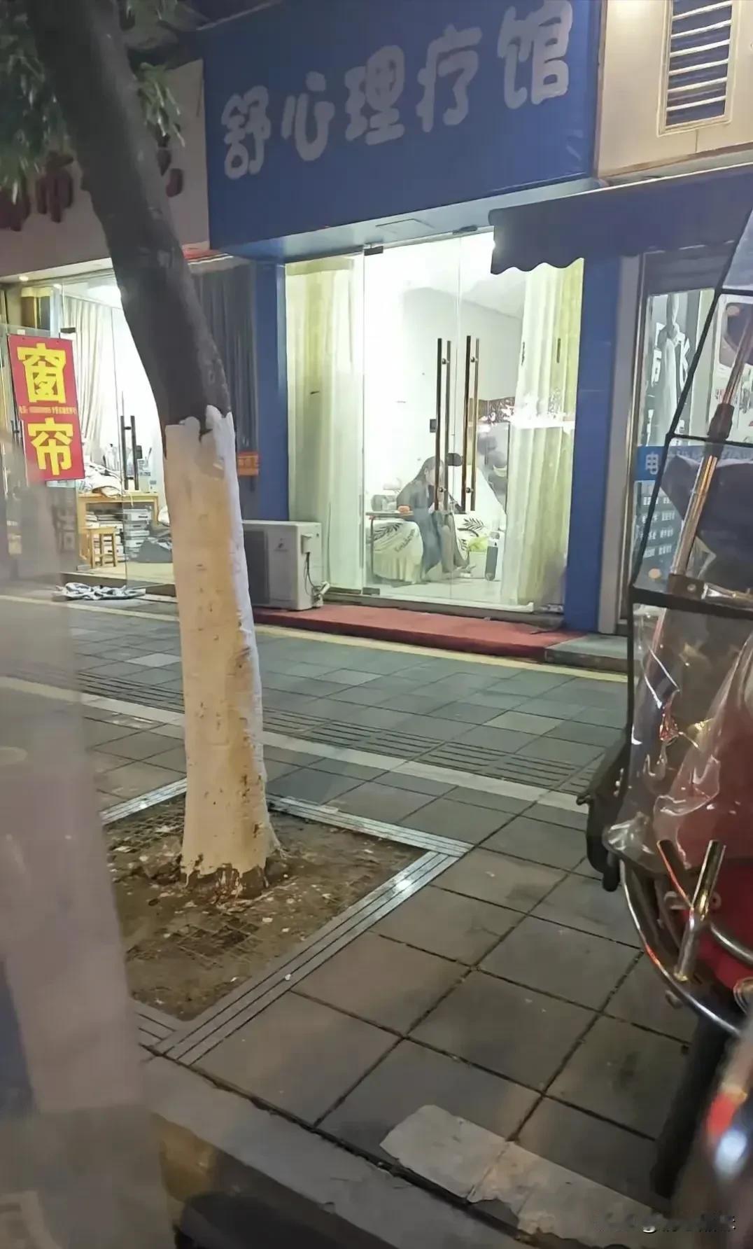 今天下班路过那条熟悉的街道，一家足疗店映入眼帘。透过那明亮的玻璃，我看到几个打扮