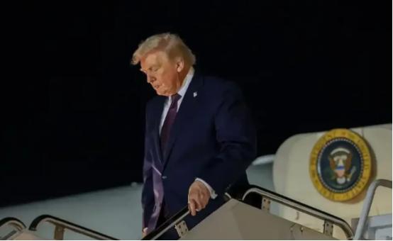 特朗普出师不利啊，飞往瑞士苏黎世参加达沃斯的空军一号，刚起飞没多久就折返回华盛顿