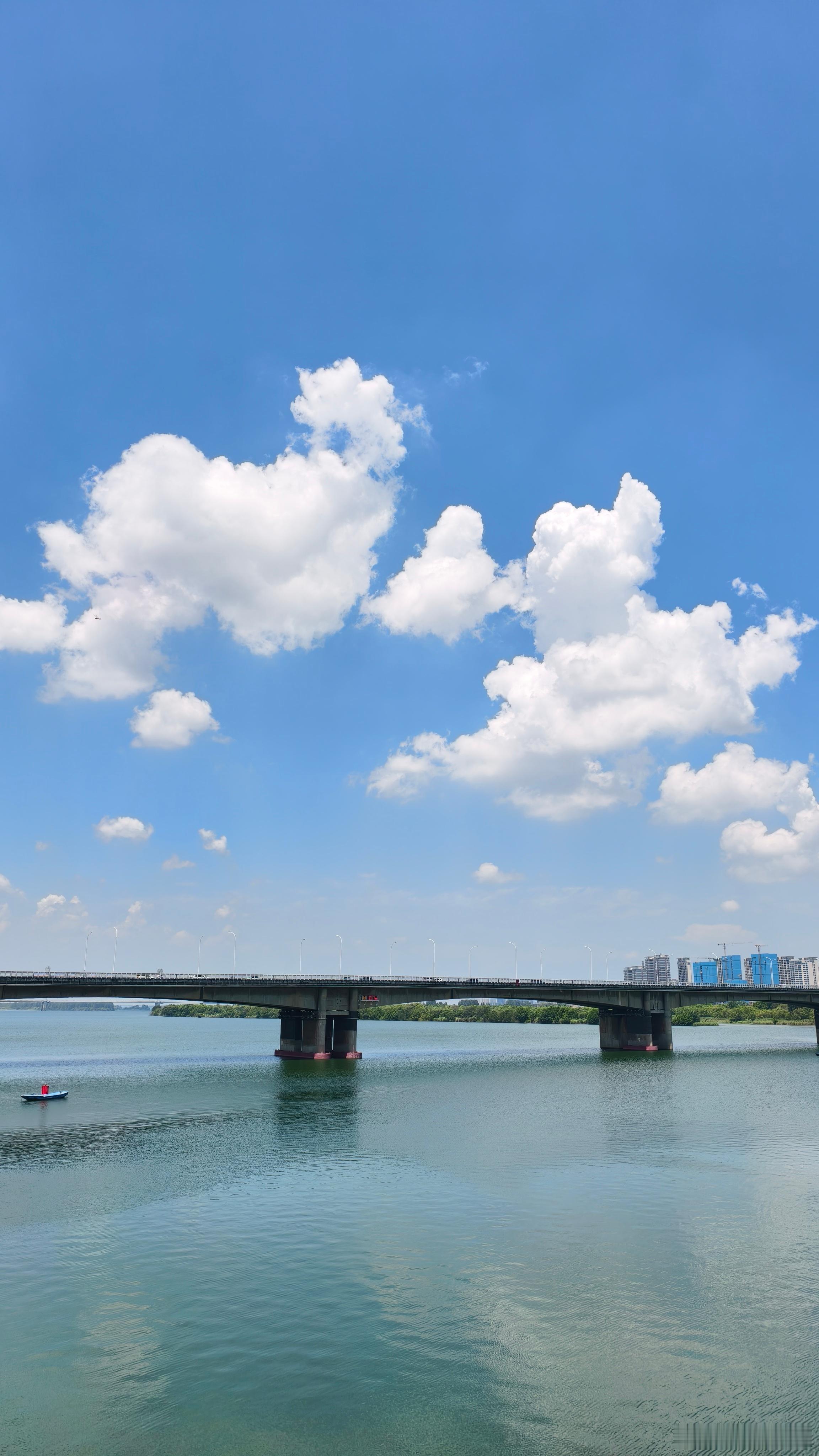 襄阳襄阳蓝天 2026.7.26..星期日，12：10，2026年第111个蓝天