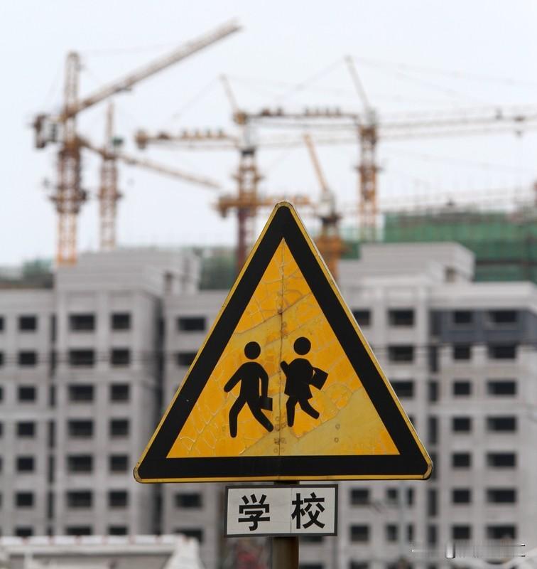 买房选学区房还是面积大的，这真是个让人纠结的问题。从投资角度看，学区房小面积溢价