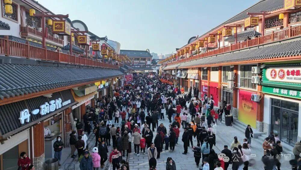 【魅力丹江口 】新华社再次聚焦丹江口，以商贸支点建设  提升县域消费活力青石板、