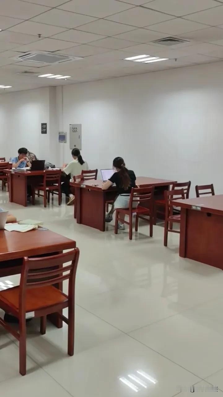 我是真没想到，肖同学的辅导员不向着自己班里的学生说话，反而轻信杨同学的言辞，怪不