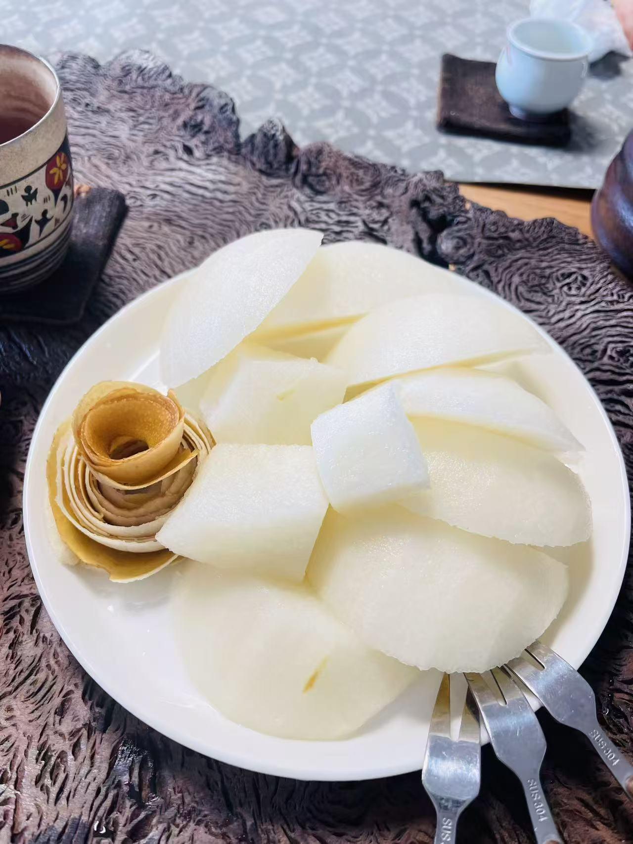白露至，秋风凉。一大早起来，是不是觉得风里带点凉丝丝的味儿了？老话说“白露秋分夜