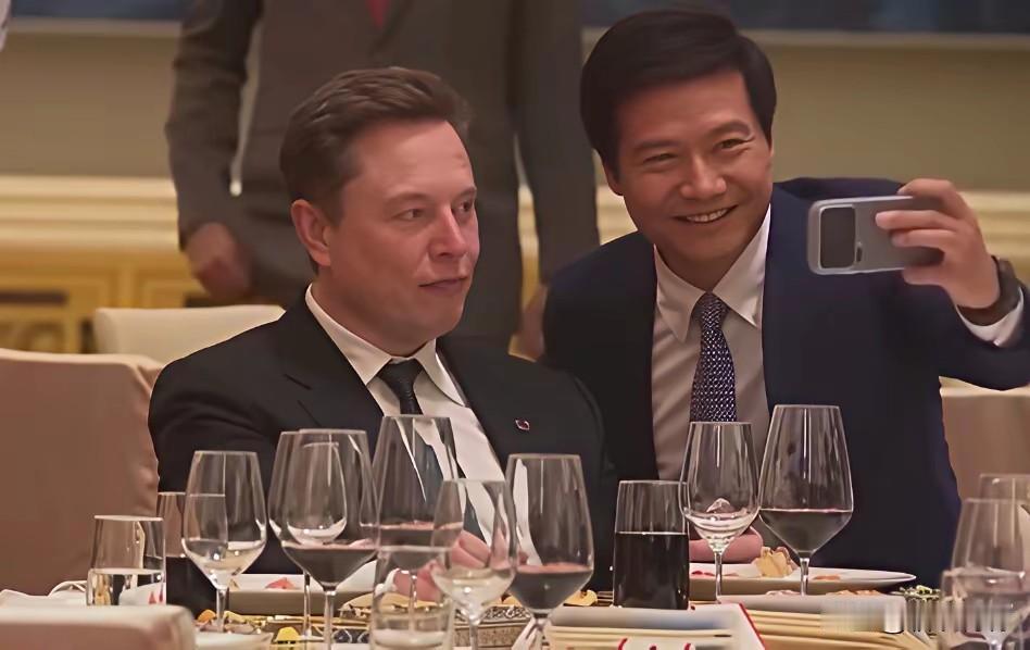 两个新能源汽车大佬雷布斯和马斯克合影！又给手机做了一把广告！

雷军还是挺会想的
