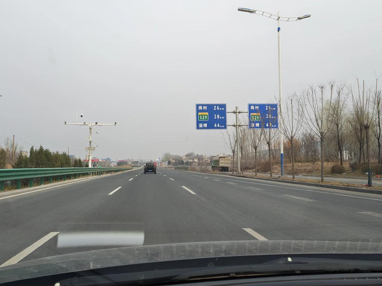 这神奇的经十路，这都修到淄博了，再过几年努努力，直接修到威海算了。
要不就东到威