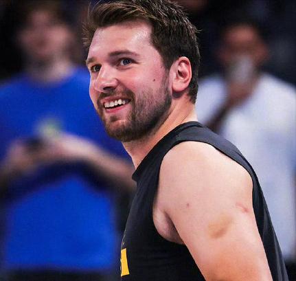 半场落后31分！
上半场的亚历山大：21分5助攻3篮板
上半场的东契奇：10分4