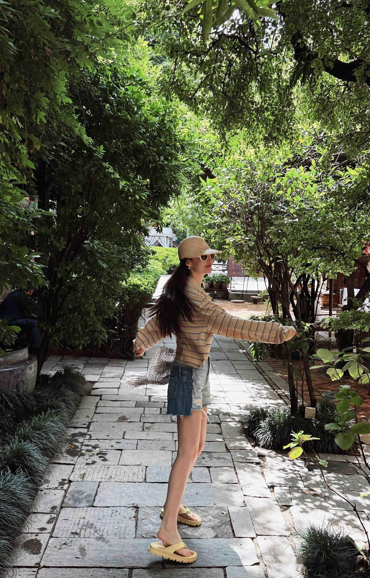 ❤️李沁夏日旅行最新照片
藏在加德满都的松弛度假感，绿树环绕，复古街巷氛围感拉满