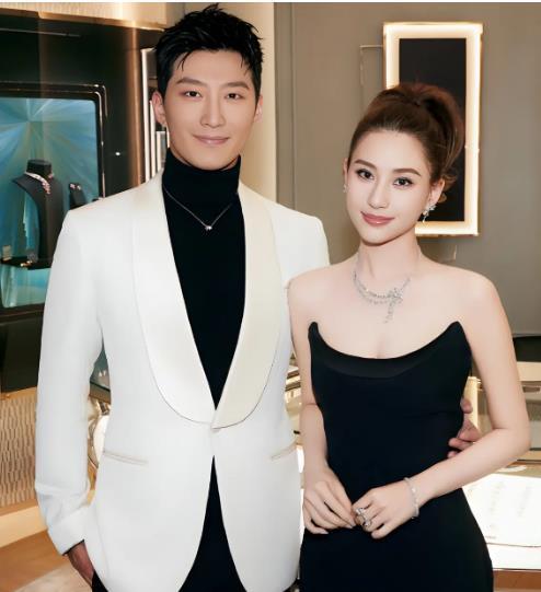 前段时间，窦骁与何超莲罕见合体亮相某活动，镜头前两人眼神拉丝、甜蜜互动，一举击碎