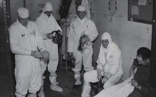 1927年，美国富二代埃本，得知镭射水可缓解疼痛，便一口气喝下整整1400瓶，而