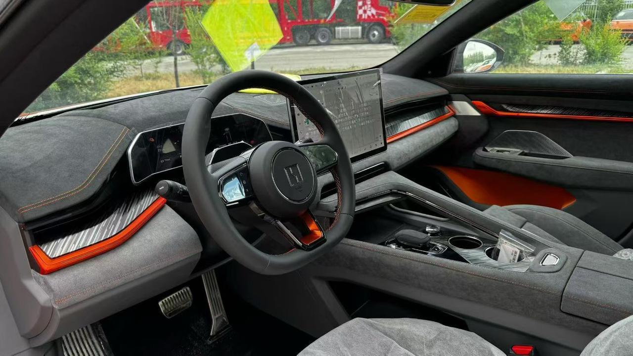 极氪001车内有着大量的翻毛皮以及真皮，触感确实是比较细腻的。车里用了大量的橙色