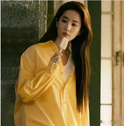 不过就在白玉兰明年将是青衣年话题讨论中，本来是闫妮宋佳殷桃口碑最好，没想到刘亦菲