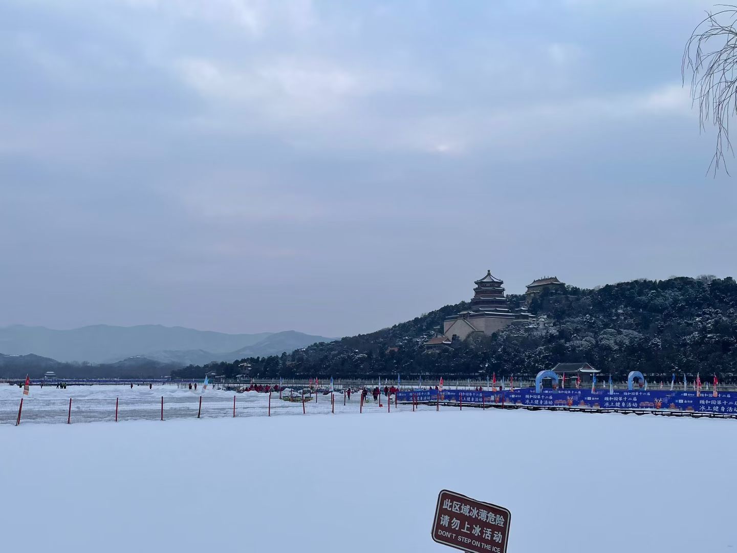 雪裹朱墙，湖封寒玉。佛香阁的檐角挑着云影，石墩上的小雪人守着颐和园的一整个冬天。