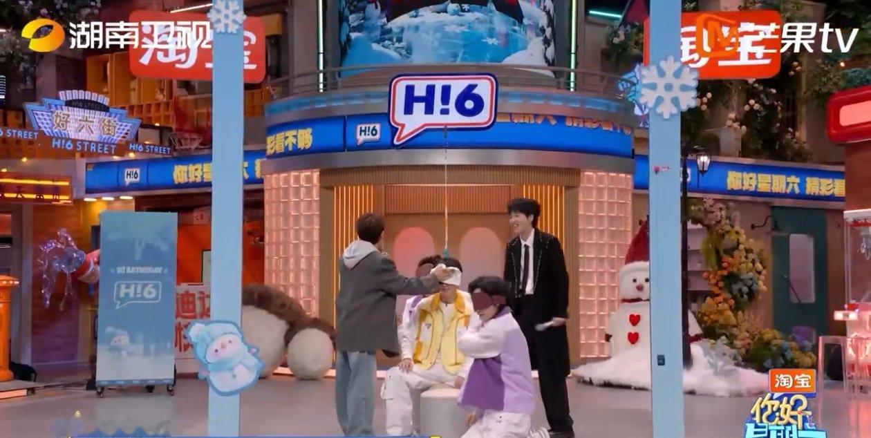 郭俊辰躲过第一次躲不过第二次你好星期六打雪仗现场，郭俊辰灵活躲过第一个水球，没想
