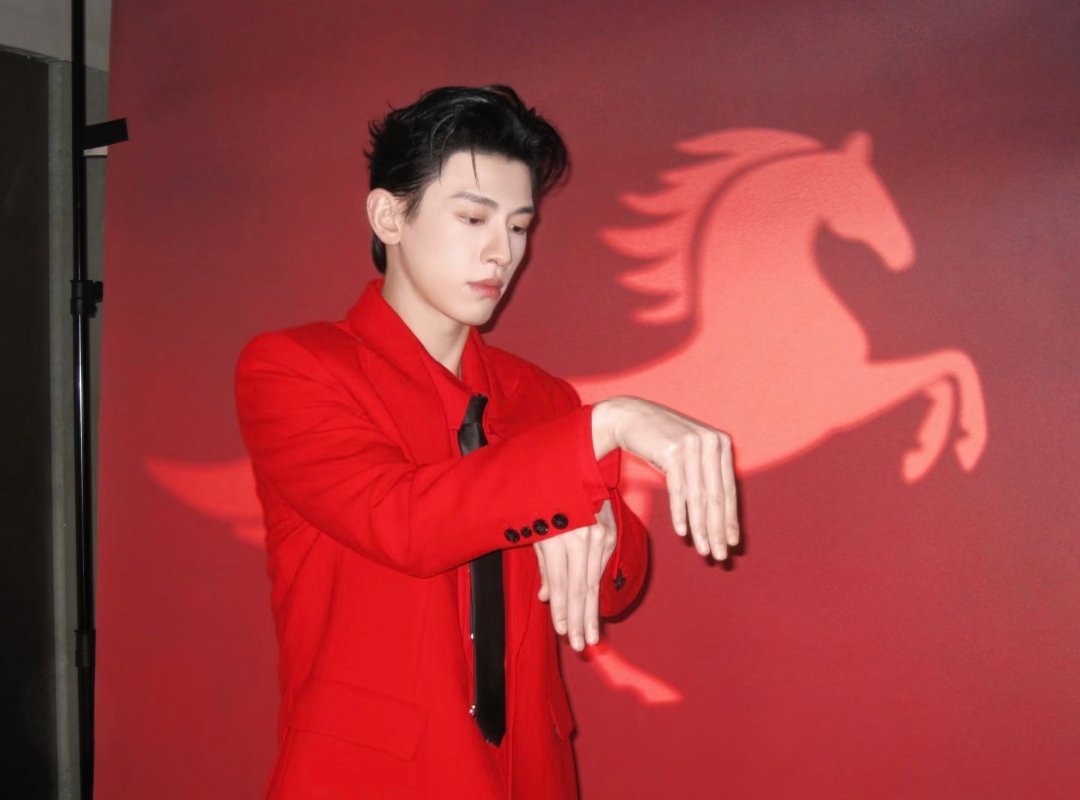 辛云来马年红色西装写真～ 