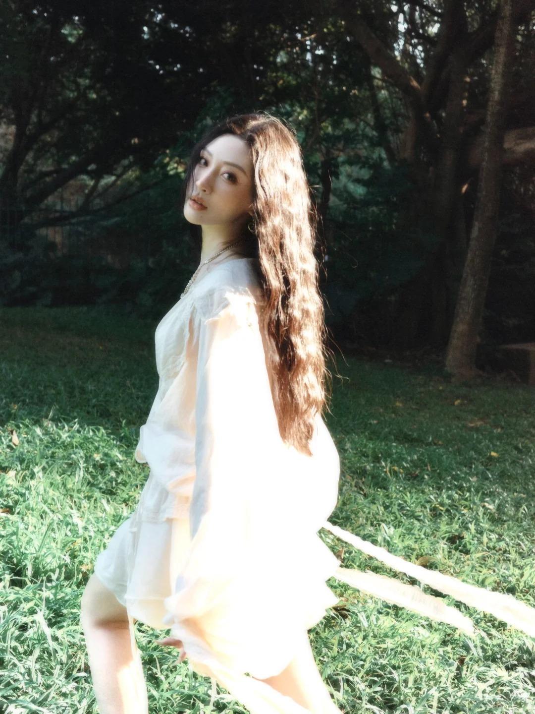 柔美的北京兼职模特小姐姐，眼窝处的柔光像浸了温水的云朵，不深邃却格外显温婉，眨眼