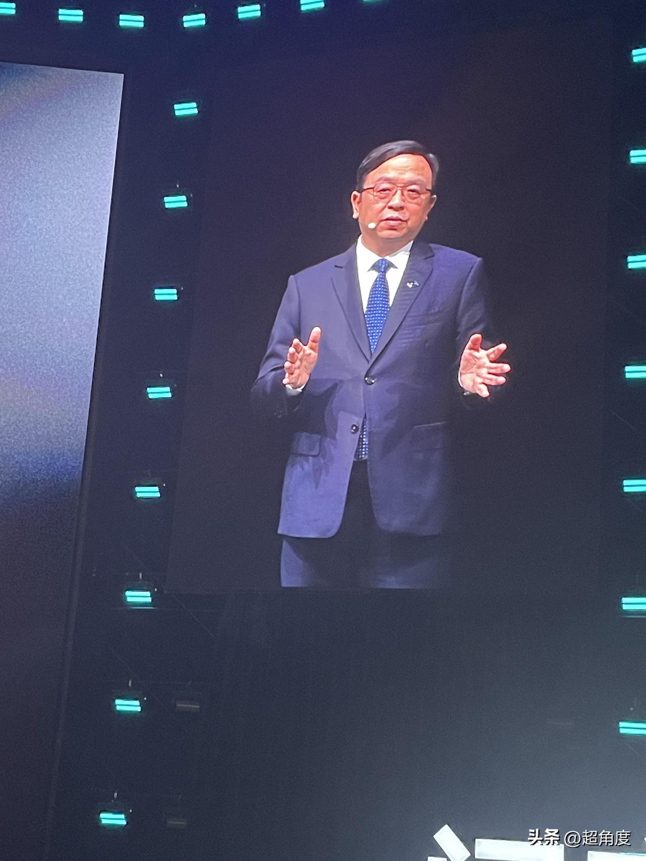 比亚迪发布第二代刀片电池，5分钟充好（10%-70%），9分钟充饱（10%-97