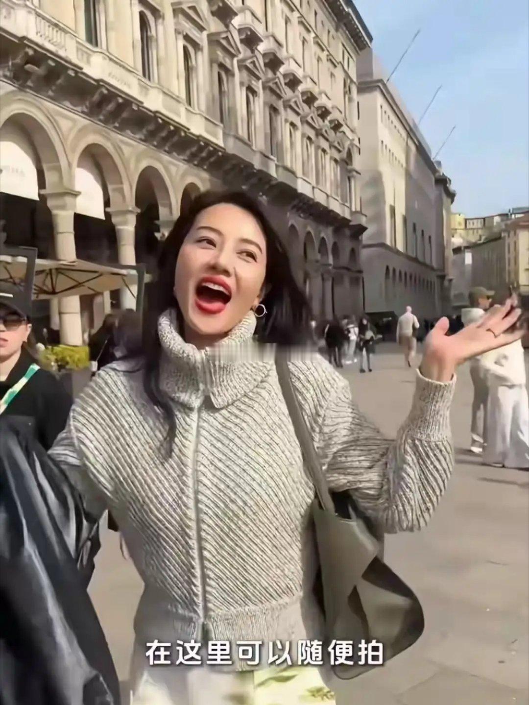 46岁高圆圆米兰街头素颜放飞，没人认出还狂拍，生图状态把路人都看呆了。 