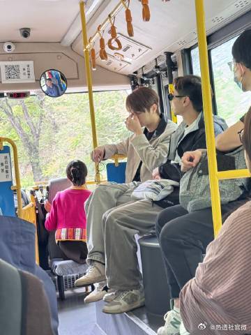 许凯回村既视感谁敢信许凯这是去参加活动 完全没有想到是去参加活动的呀，不得不说许
