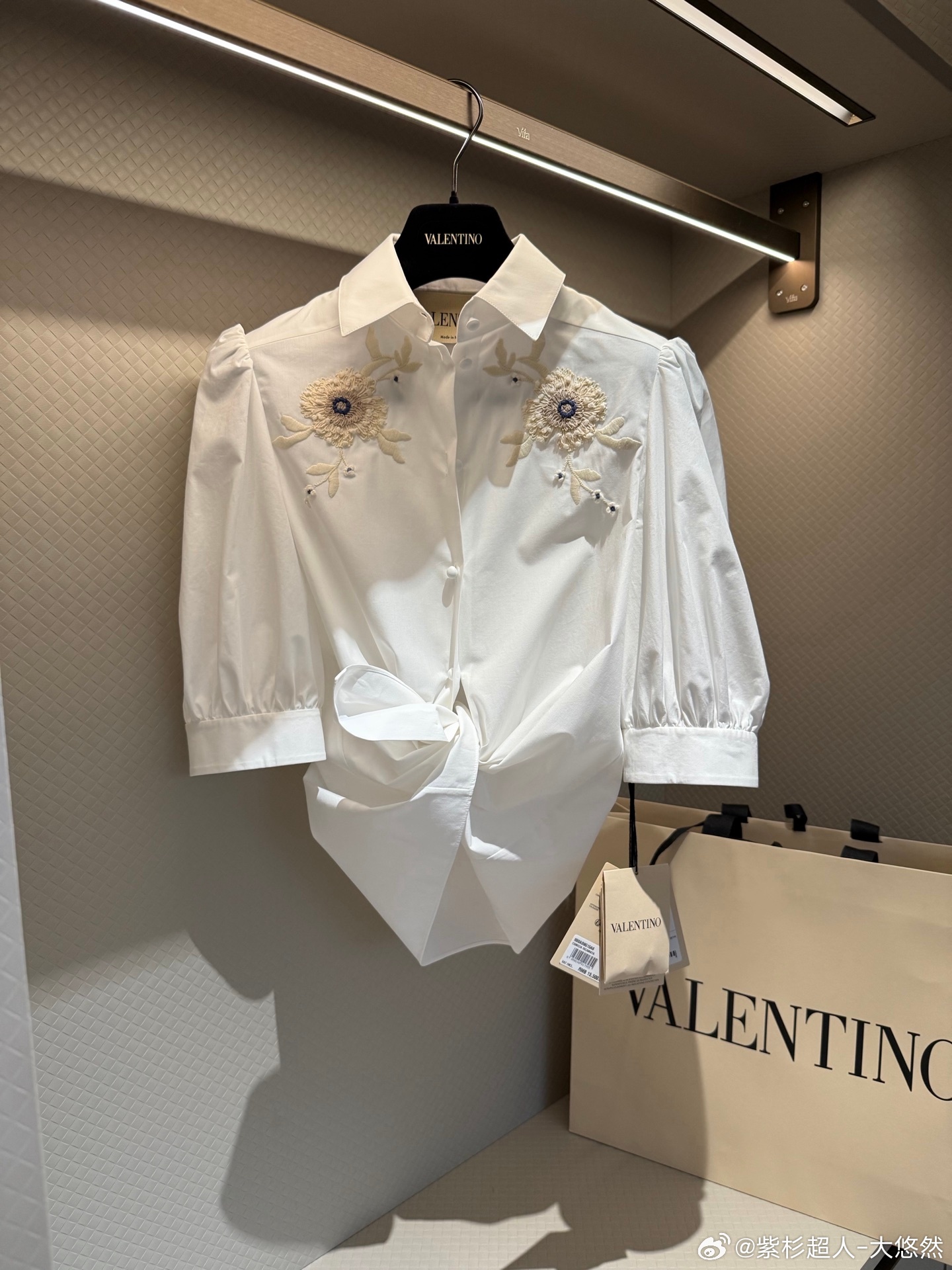 Valentino白衬衫胸前精致花卉刺绣+珍珠点缀，艺术感满满✨。泡泡袖设计，复