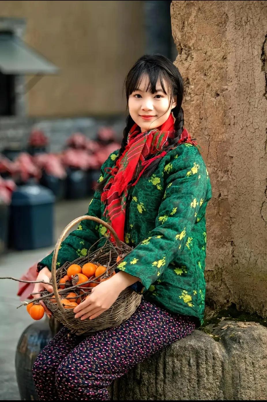 柿子满篮香，佳人笑语中。#秋景美人欢笑##人像摄影# #暮秋姑娘# #秋霜女子#