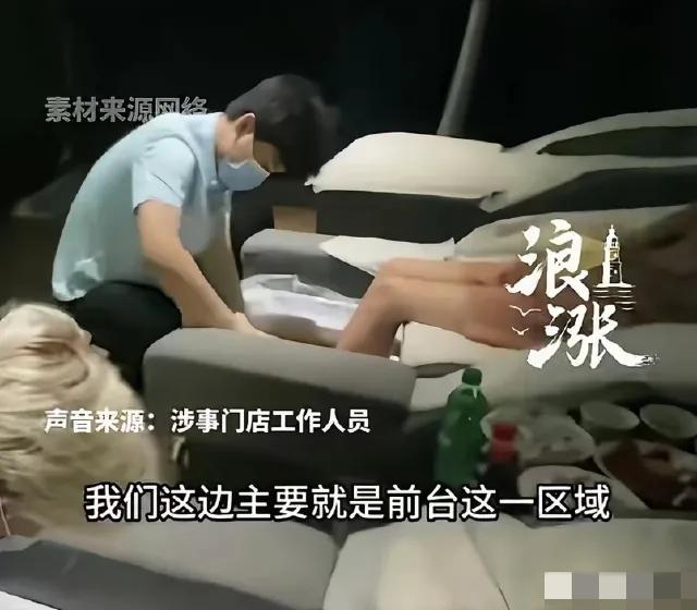 上海，一女子去公共浴室洗澡，泡完澡出来、裹着浴袍、准备去取毛巾擦头发，刚走到浴室