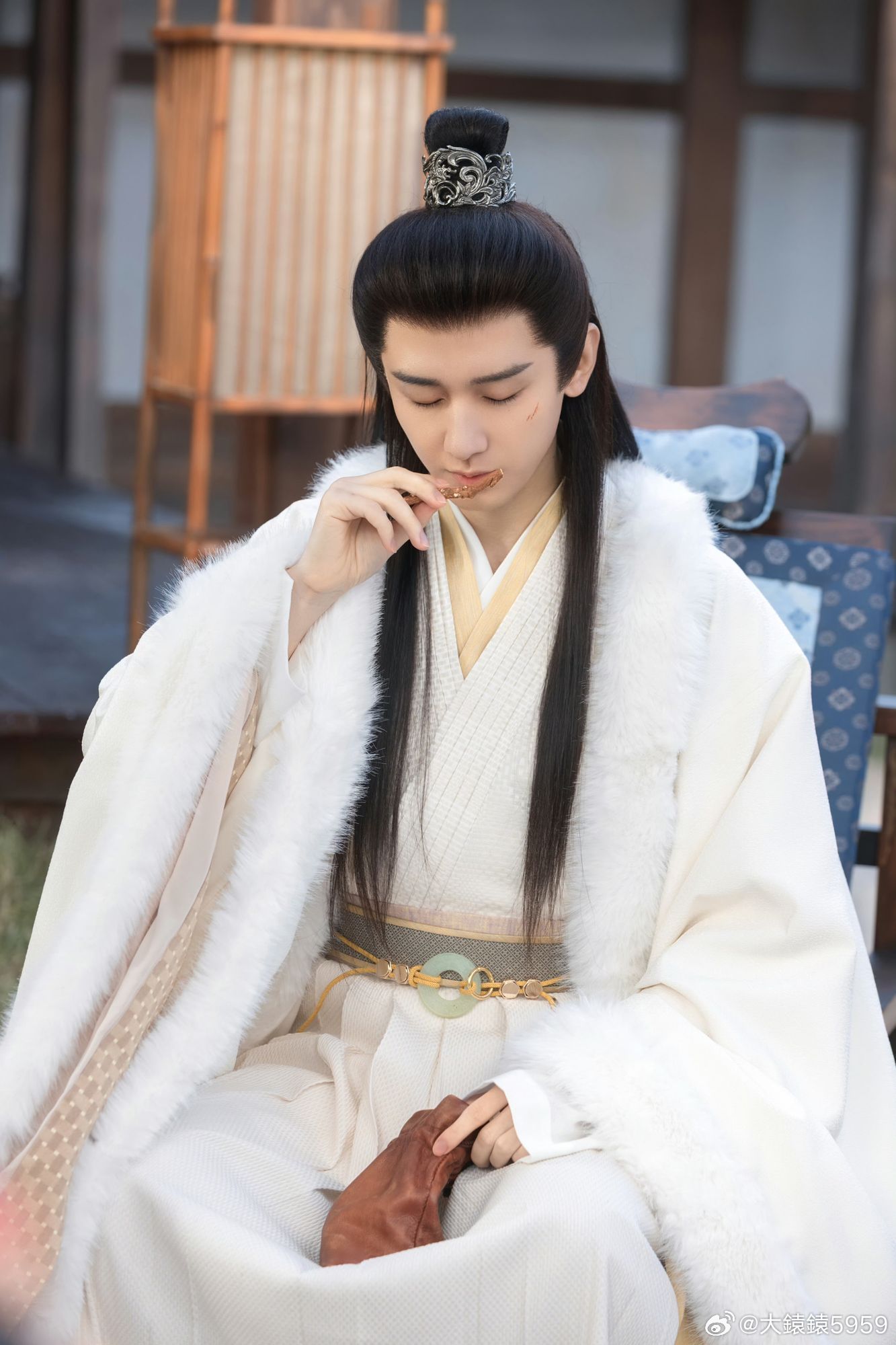 他是暗夜里的执棋者，也是长安城的守护光。成毅饰演谢淮安一个眼神，计策已定乾坤。这