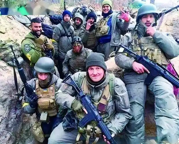 乌克兰的兵快被打光了，俄军清理战壕、扒开尸体堆时，发现倒在血泊里的几十具尸体里压