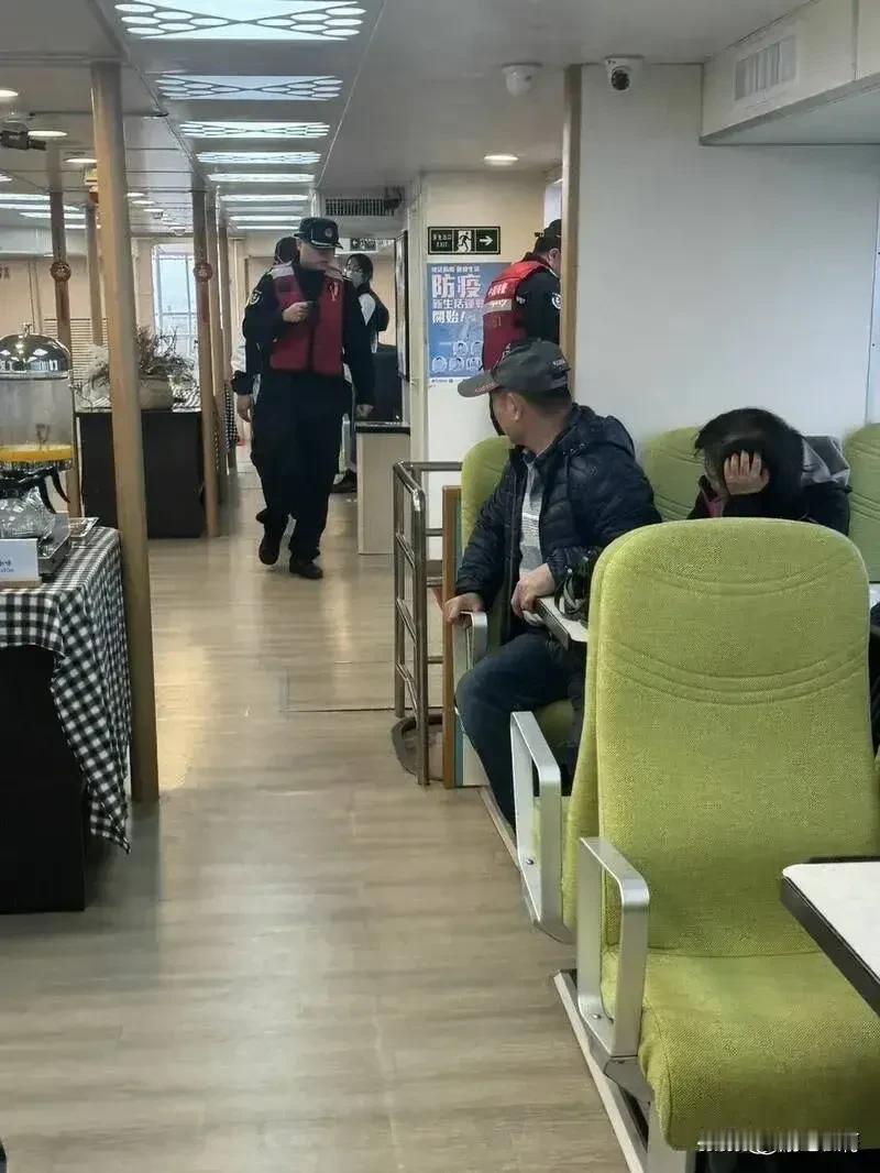 太给力了，下一步福建海警将对金门海巡船只进行管控、检查。对不戴安全帽人员进行教育
